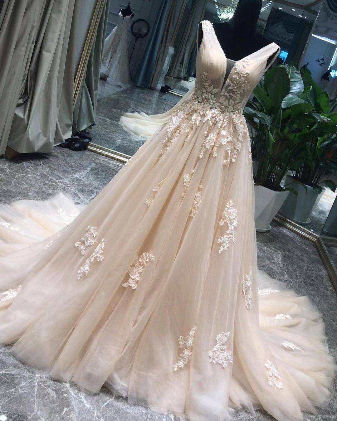 Champagne Prom Dresses for Women 2022 Tulle V-Neck Formal Dress Ball Gown